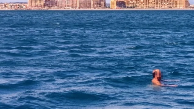 Se adentra en el mar tras caminar desnudo por Alboraia