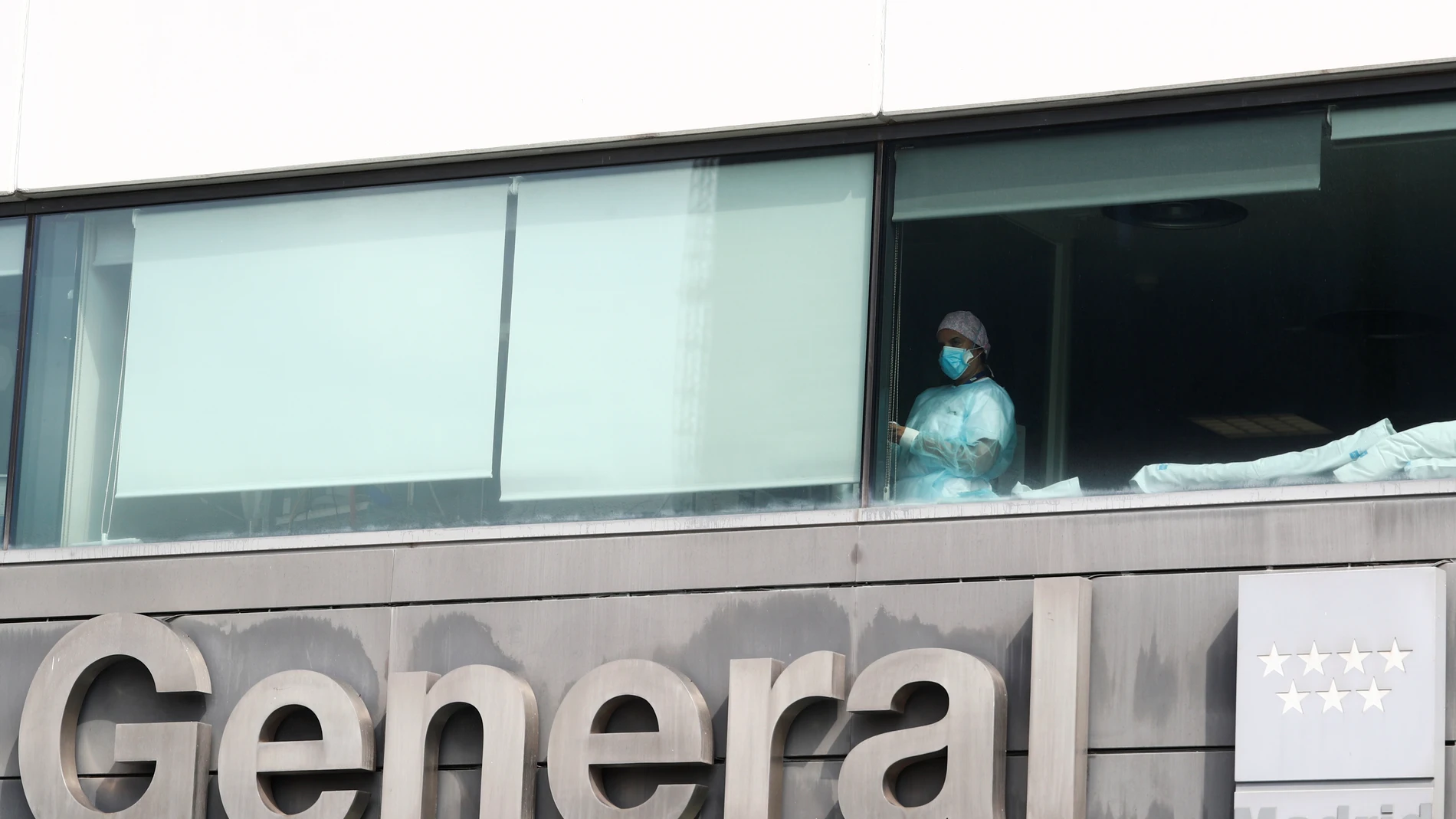 Una trabajadora del Hospital de La Paz mira por la ventana