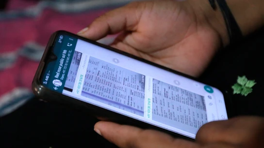 Una persona sostiene un smartphone en sus manos Una persona sostiene un smartphone en sus manos