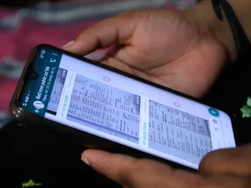 Una persona sostiene un smartphone en sus manos Una persona sostiene un smartphone en sus manos