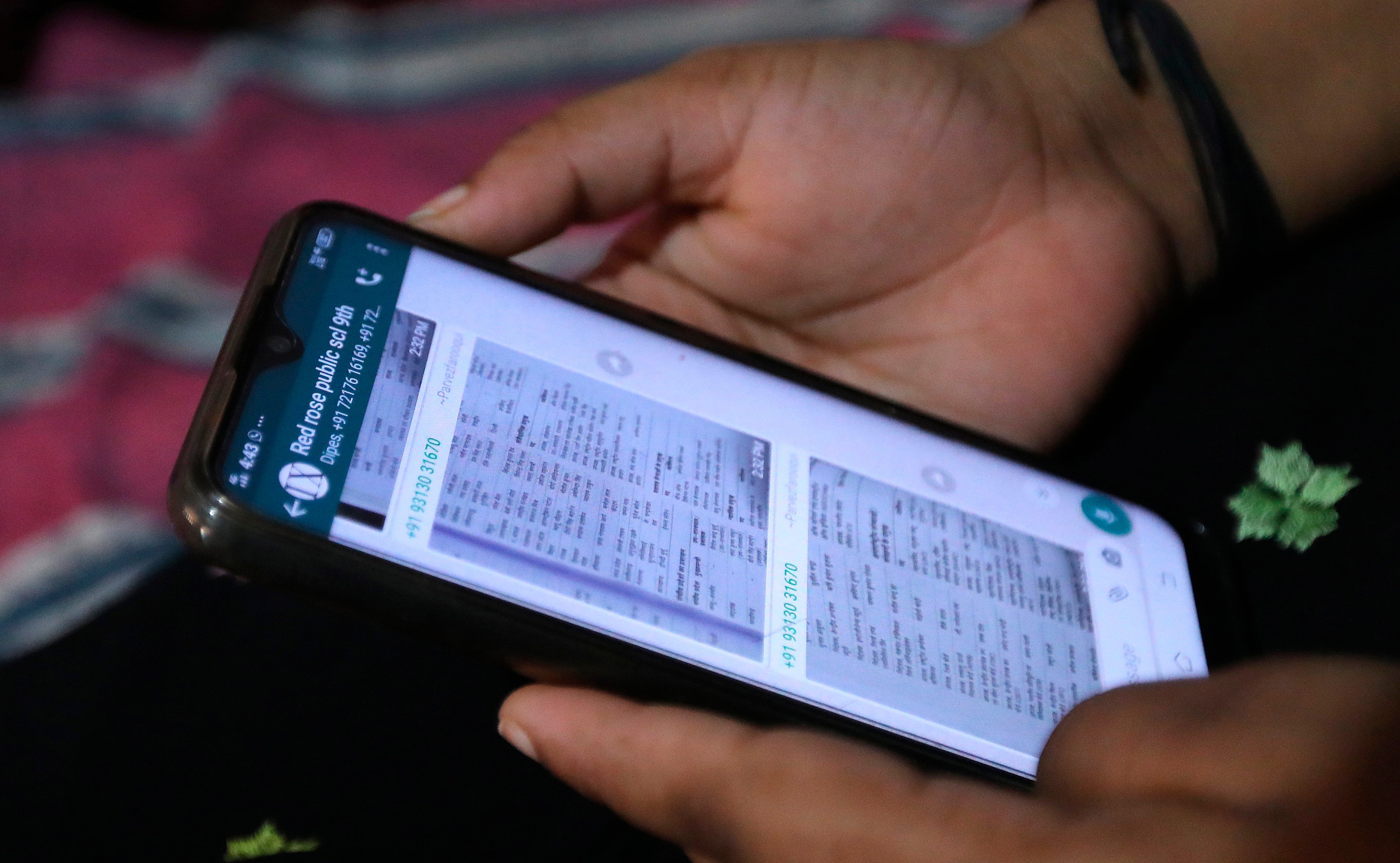 Una persona sostiene un smartphone en sus manos