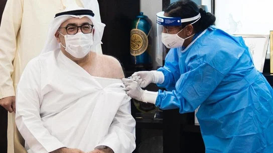 El ministro de Salud de Emiratos Árabes Unidos, Abdulrahman al Owais, recibe la vacuna contra la COVID-19 El ministro de Salud de Emiratos Árabes Unidos, Abdulrahman al Owais, recibe la vacuna contra la COVID-19