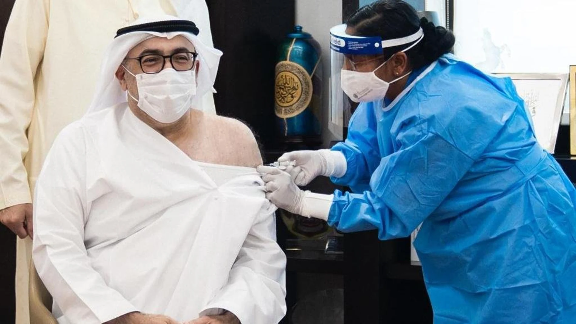 El ministro de Salud de Emiratos Árabes Unidos, Abdulrahman al Owais, recibe la vacuna contra la COVID-19