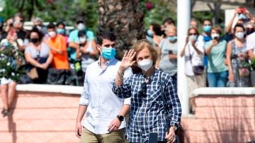 La reina doña Sofía participa junto a varios voluntarios en la limpieza de una playa en la localidad del Rincón de la Victoria (Málaga)