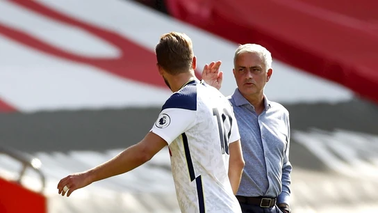 Mourinho saluda a Kane Mourinho saluda a Kane