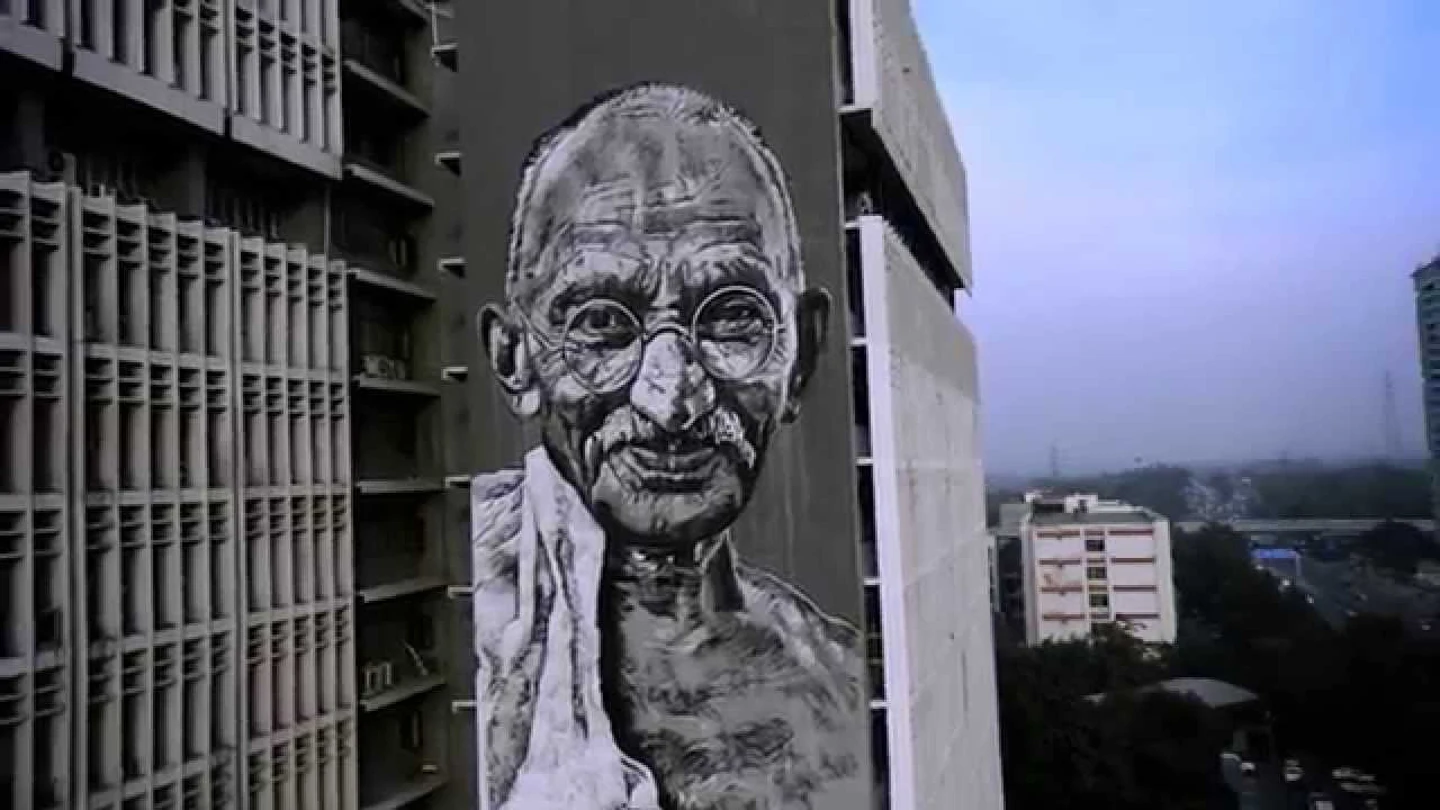 La celebración del Día Internacional de la No Violencia coincide con el nacimiento de uno de los líderes de la lucha pacifista: Mahatma Gandhi, que pasó de ser un estudiante de Derecho a lograr la independencia de su pueblo frente a las colonias británicas. La celebración del Día Internacional de la No Violencia coincide con el nacimiento de uno de los líderes de la lucha pacifista: Mahatma Gandhi, que pasó de ser un estudiante de Derecho a lograr la independencia de su pueblo frente a las colonias británicas.