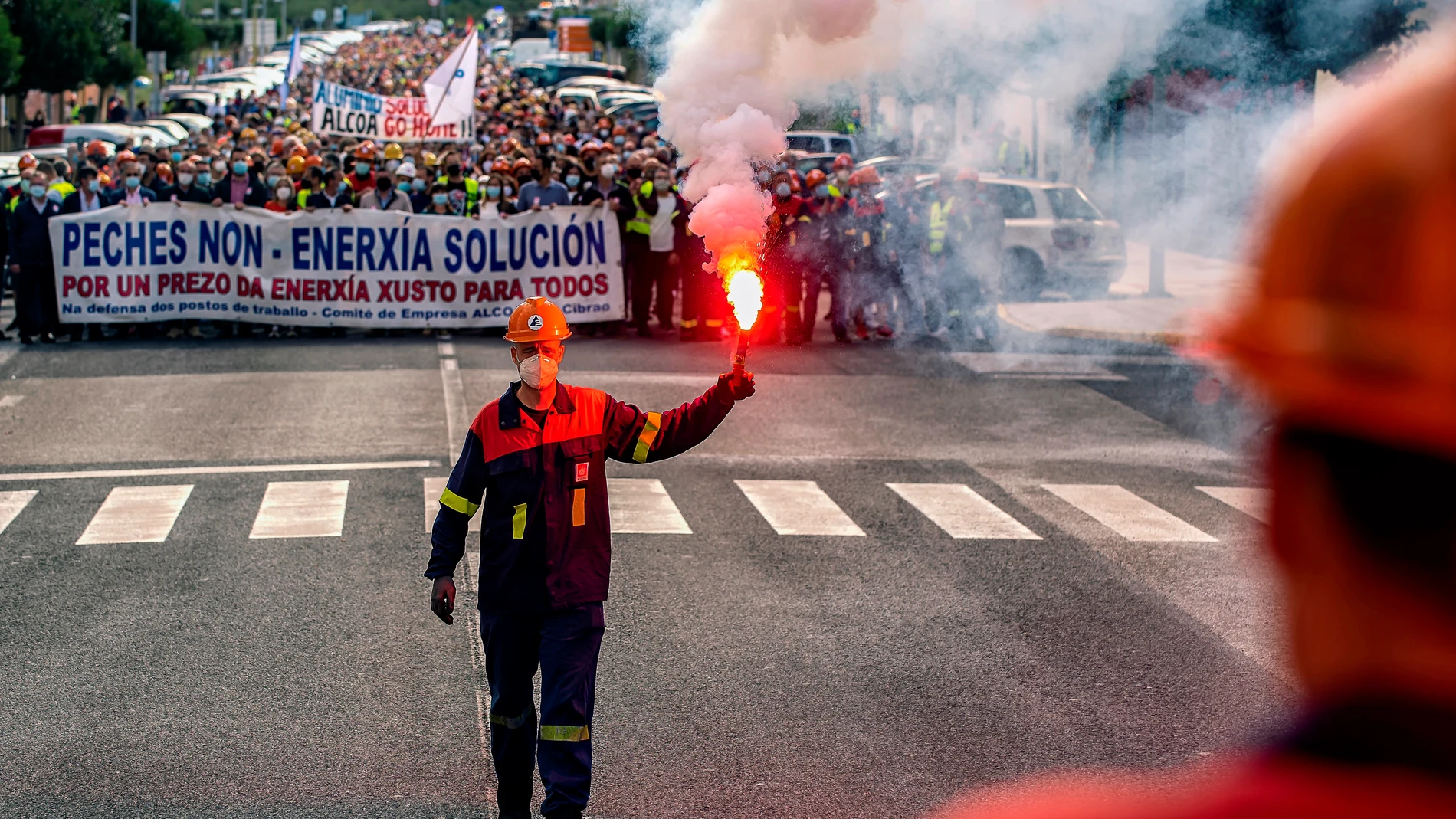 Manifestación en el pueblo de Xove por el cierre de la fábrica de Alcoa