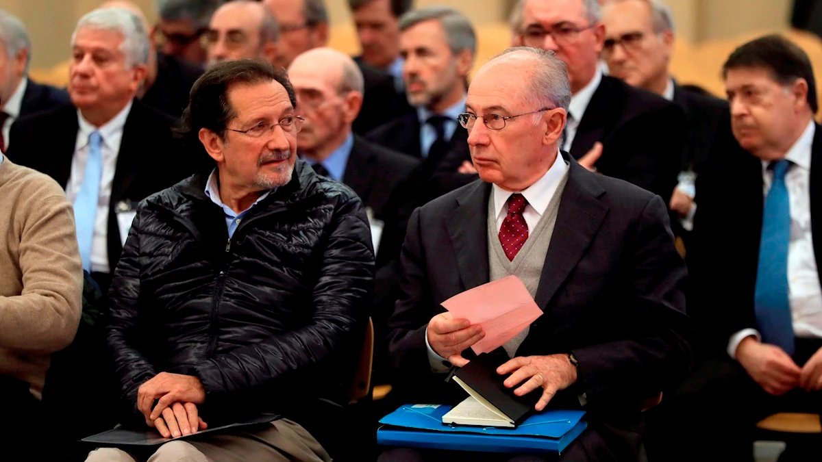 El expresidente de Bankia Rodrigo Rato (d) junto al exconsejero de Caja Madrid José Antonio Moral Santín (i), durante la primera sesión del juicio por la salida a Bolsa de la entidad en 2011