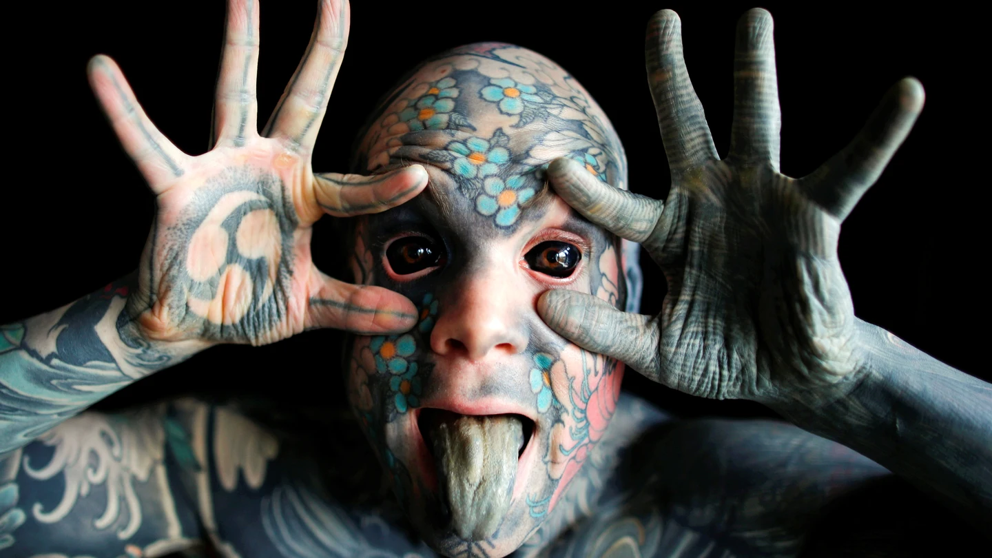 La historia de 'Freaky Hoody', el hombre más tatuado de Francia que perdió un trabajo de profesor por asustar a los niños Hombre despedido por sus tatuajes