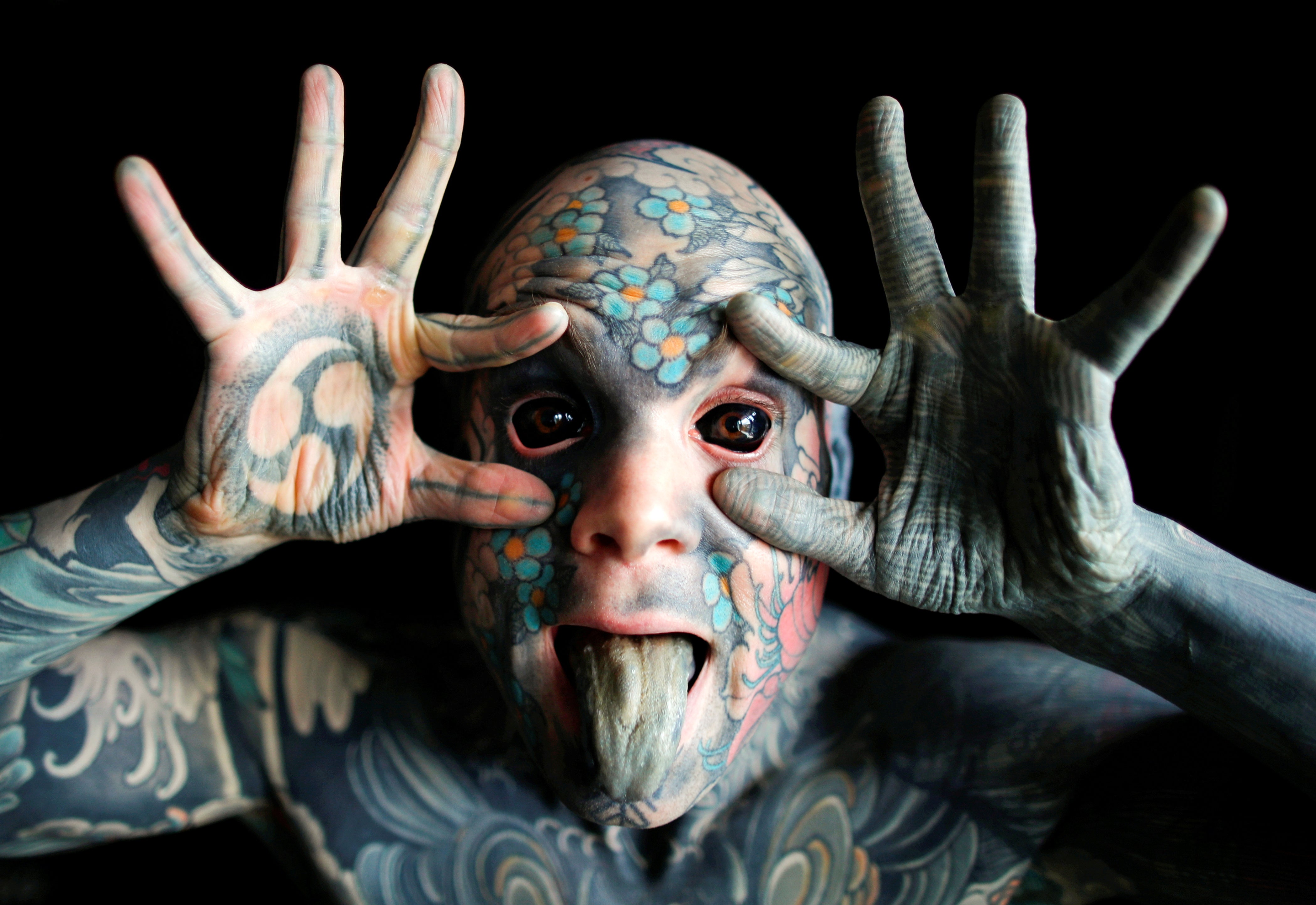 La historia de 'Freaky Hoody', el hombre más tatuado de Francia que perdió un trabajo de profesor por asustar a los niños