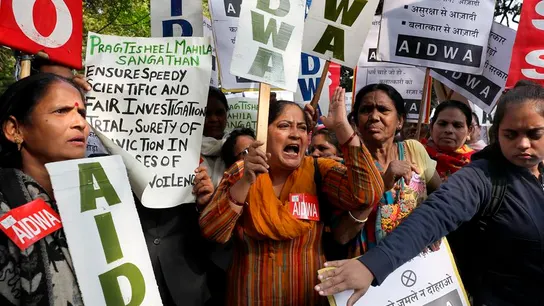 Protesta en Nueva Delhi contra la violencia machista tras la violación y asesinato de una joven Protesta en Nueva Delhi contra la violencia machista tras la violación y asesinato de una joven