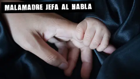 Las manos de una madre y su bebé Las manos de una madre y su bebé