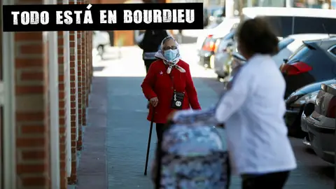 Varias personas pasean por las calles de Fuenlabrada, una de las áreas con restricciones Varias personas pasean por las calles de Fuenlabrada, una de las áreas con restricciones