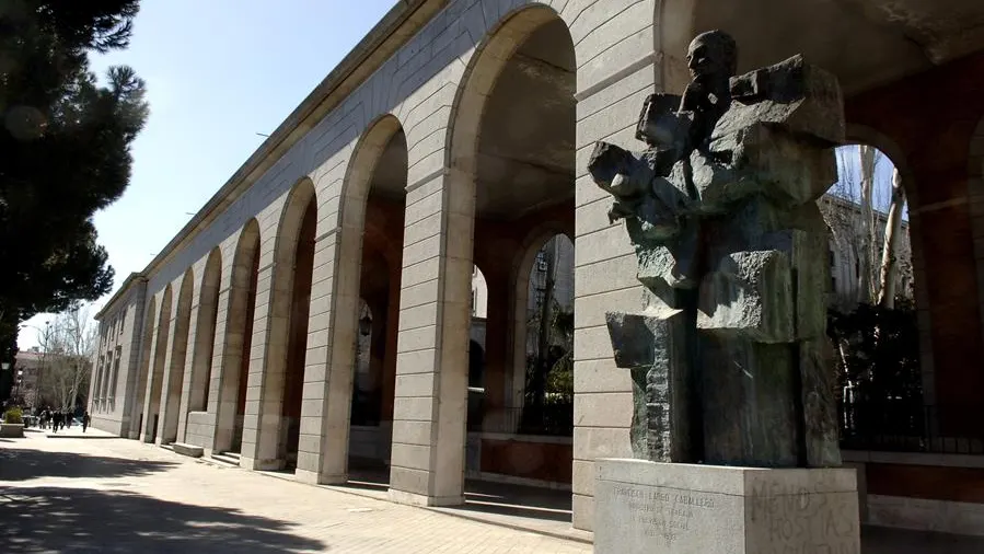 Estatua de Largo Caballero en el Paseo de la Castellana de Madrid