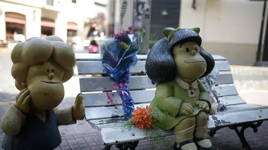 Flores junto a la escultura de Mafalda en Buenos Aires tras la muerte de Quino Flores junto a la escultura de Mafalda en Buenos Aires tras la muerte de su autor, Quino