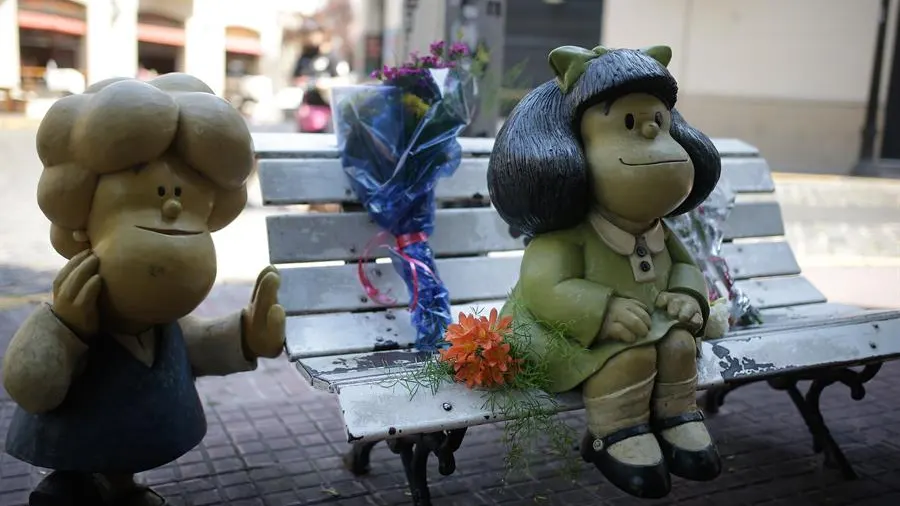 Flores junto a la escultura de Mafalda en Buenos Aires tras la muerte de Quino Flores junto a la escultura de Mafalda en Buenos Aires tras la muerte de su autor, Quino
