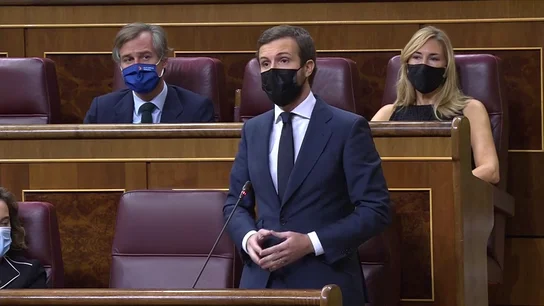 Pablo Casado acusa al Gobierno de arruinar las instituciones por unos votos y Pedro Sánchez responde que no se invente amenazas Pablo Casado acusa al Gobierno de arruinar las instituciones por unos votos y Pedro Sánchez responde que no se invente amenazas