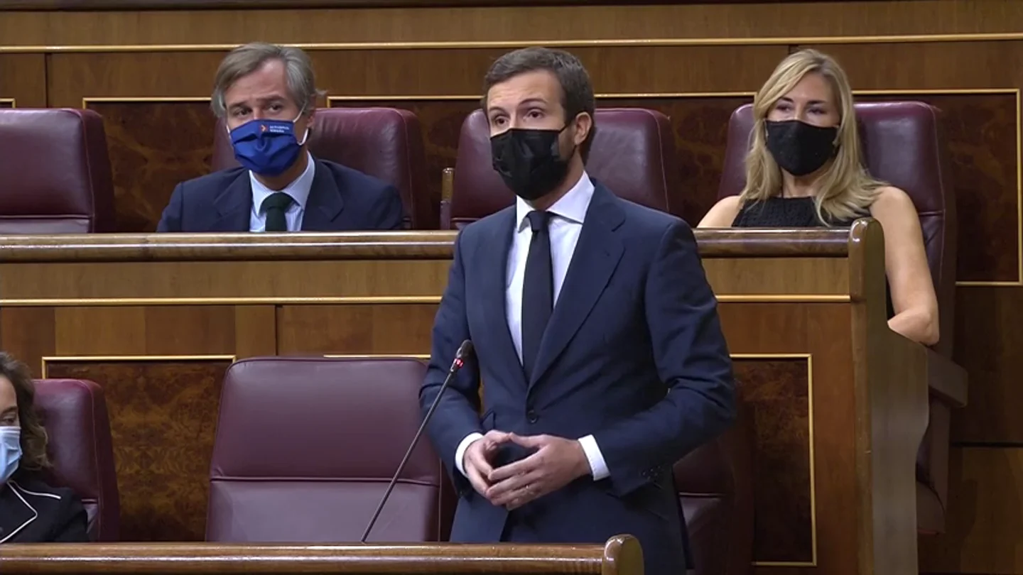 Pablo Casado acusa al Gobierno de arruinar las instituciones por unos votos y Pedro Sánchez responde que no se invente amenazas Pablo Casado acusa al Gobierno de arruinar las instituciones por unos votos y Pedro Sánchez responde que no se invente amenazas