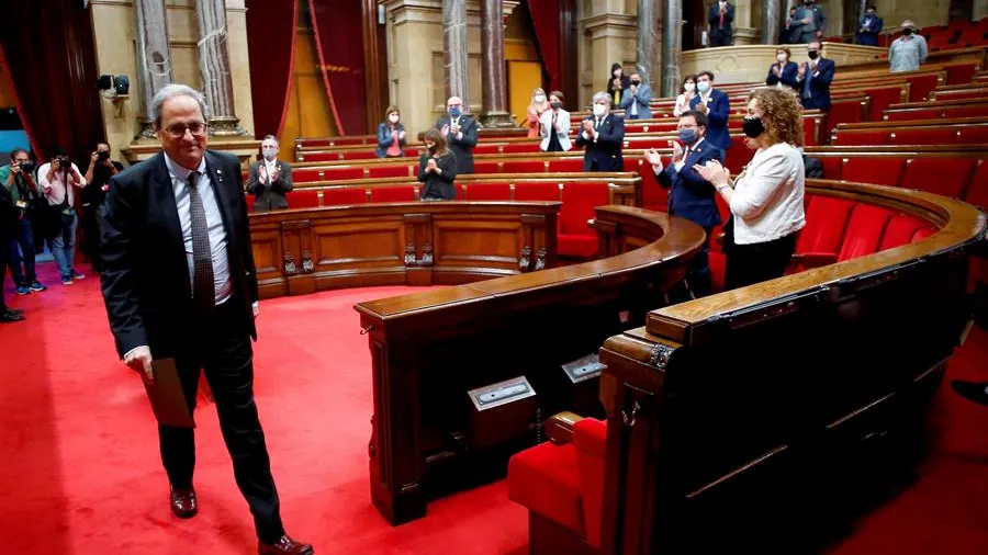 El expresidente de la Generalitat, Quim Torra, abandona el hemiciclo del Parlament tras intervenir en el pleno.