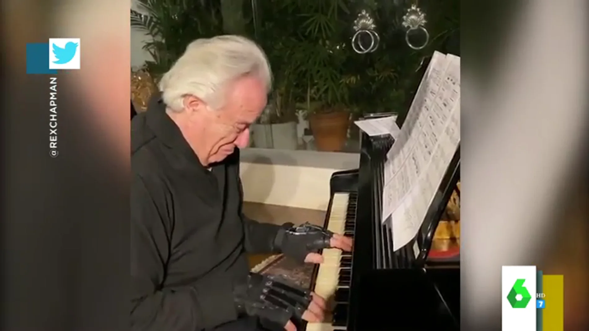 El emocionante vídeo de un pianista que vuelve a tocar tras 20 años sin poder hacerlo gracias a unos guantes biónicos
