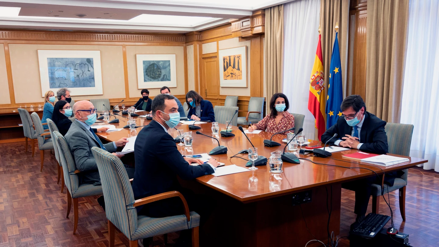 El ministro de Sanidad preside un Consejo Interterritorial de Salud El ministro de Sanidad, Salvador Illa (d), preside la reunión del Consejo Interterritorial del Sistema Nacional de Salud
