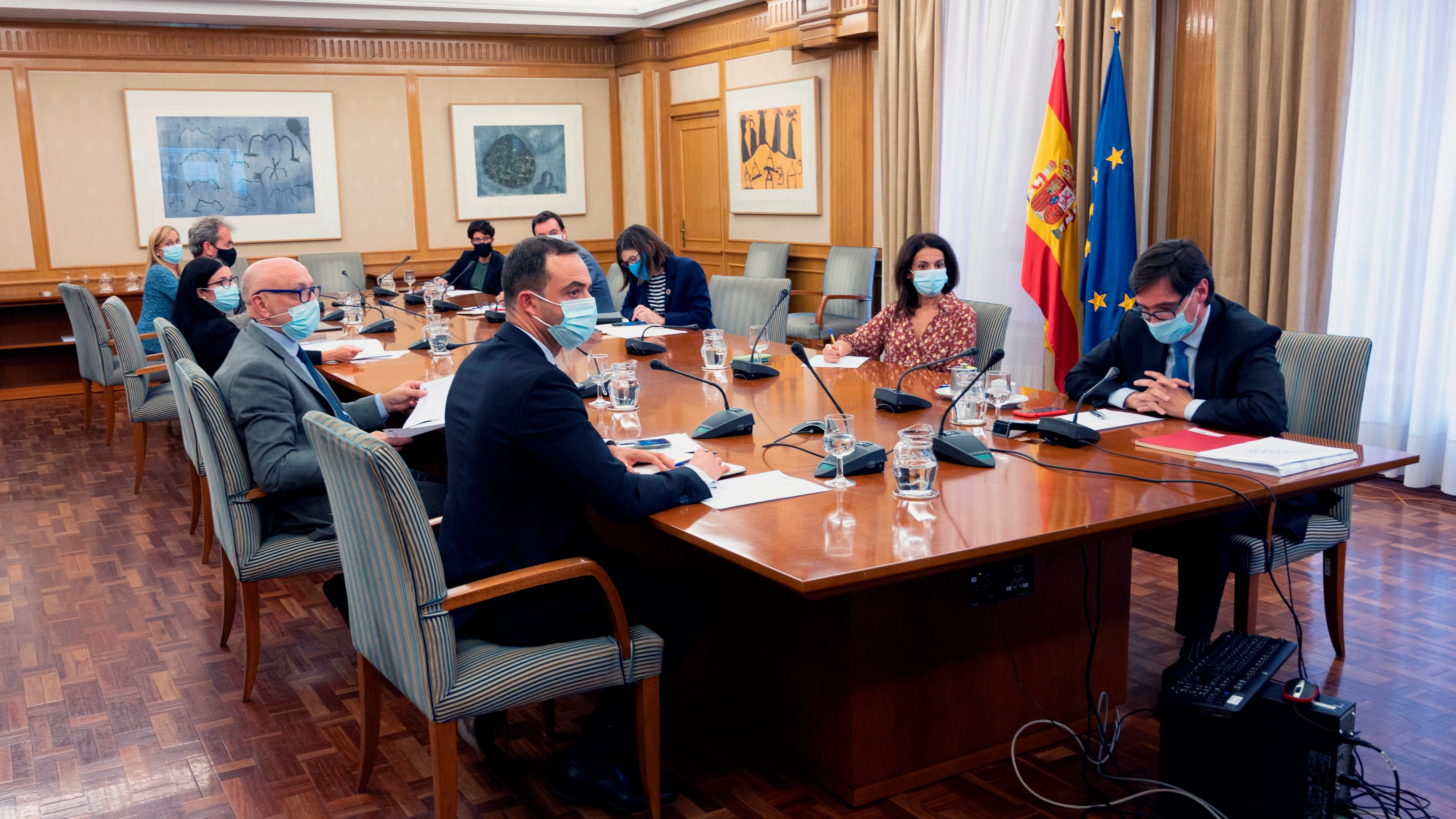 El ministro de Sanidad, Salvador Illa (d), preside la reunión del Consejo Interterritorial del Sistema Nacional de Salud