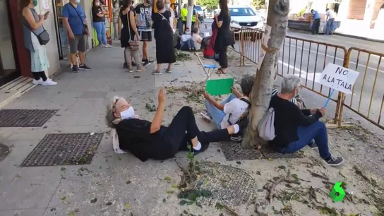 Sentada de los vecinos de La Cala de Moral para evitar la tala de sus árboles Sentada de los vecinos de La Cala de Moral para evitar la tala de sus árboles