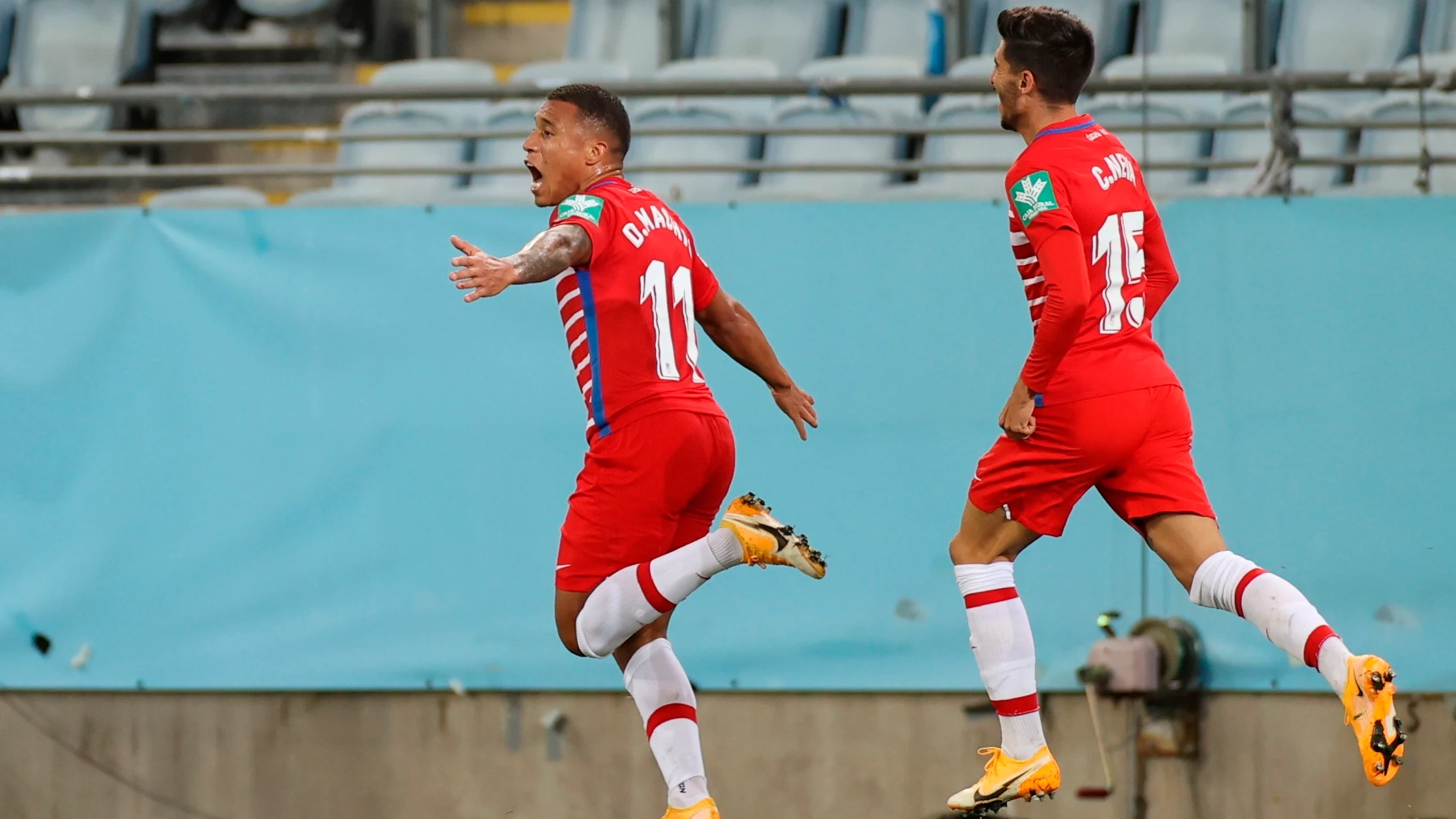 Jugadores del Granada celebran un gol