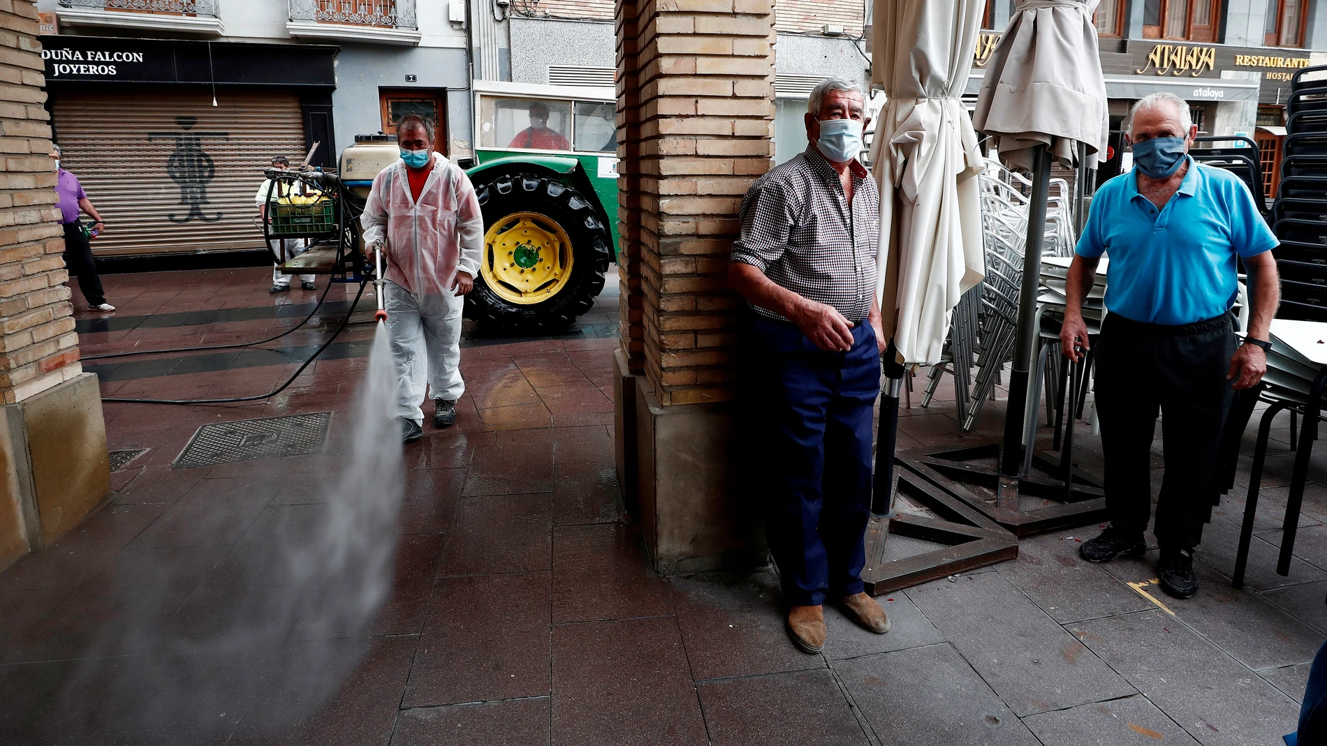 Un operario del Ayuntamiento de Peralta desinfecta las calles de dicha localidad 