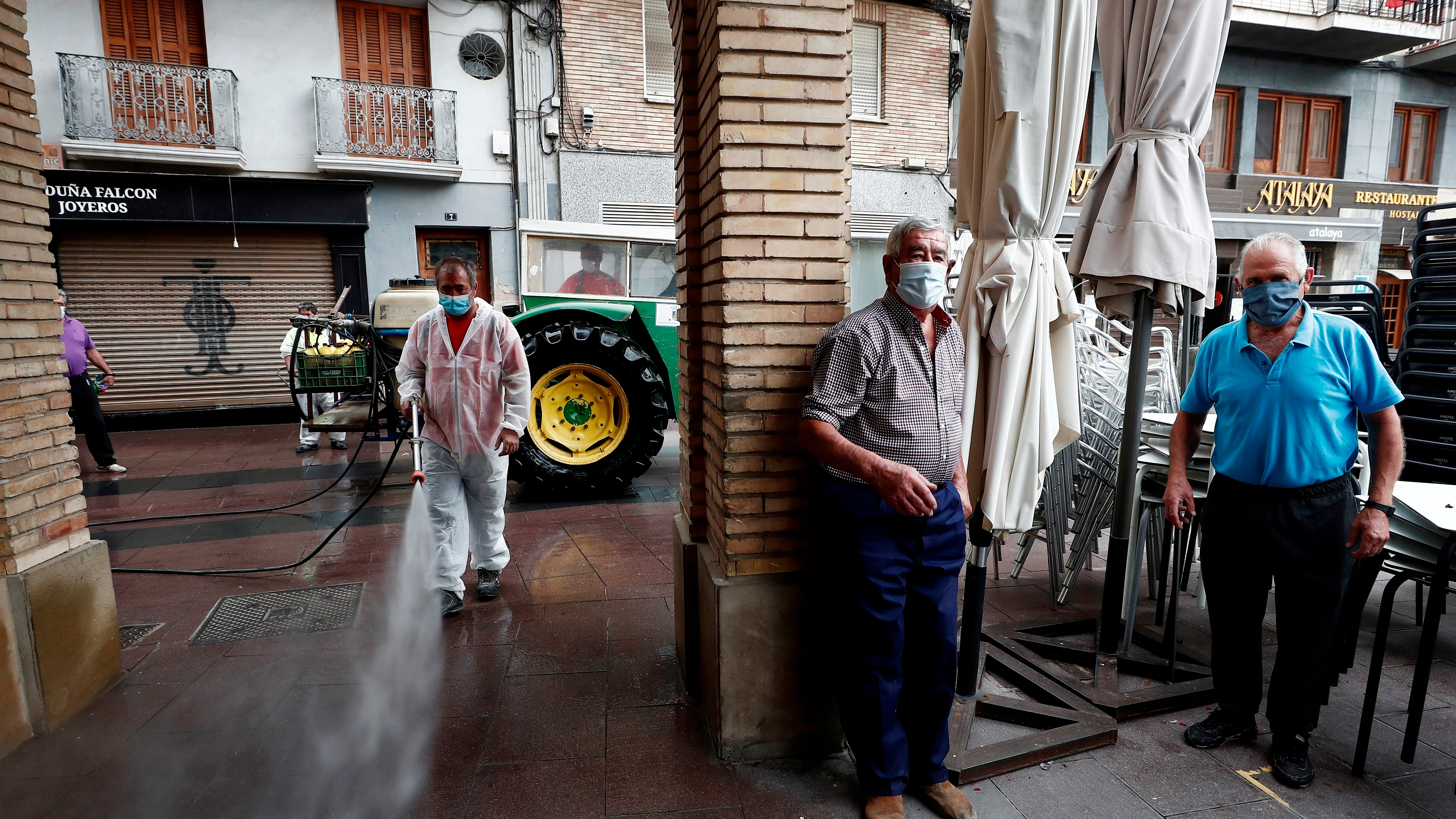 Un operario del Ayuntamiento de Peralta desinfecta las calles de dicha localidad 