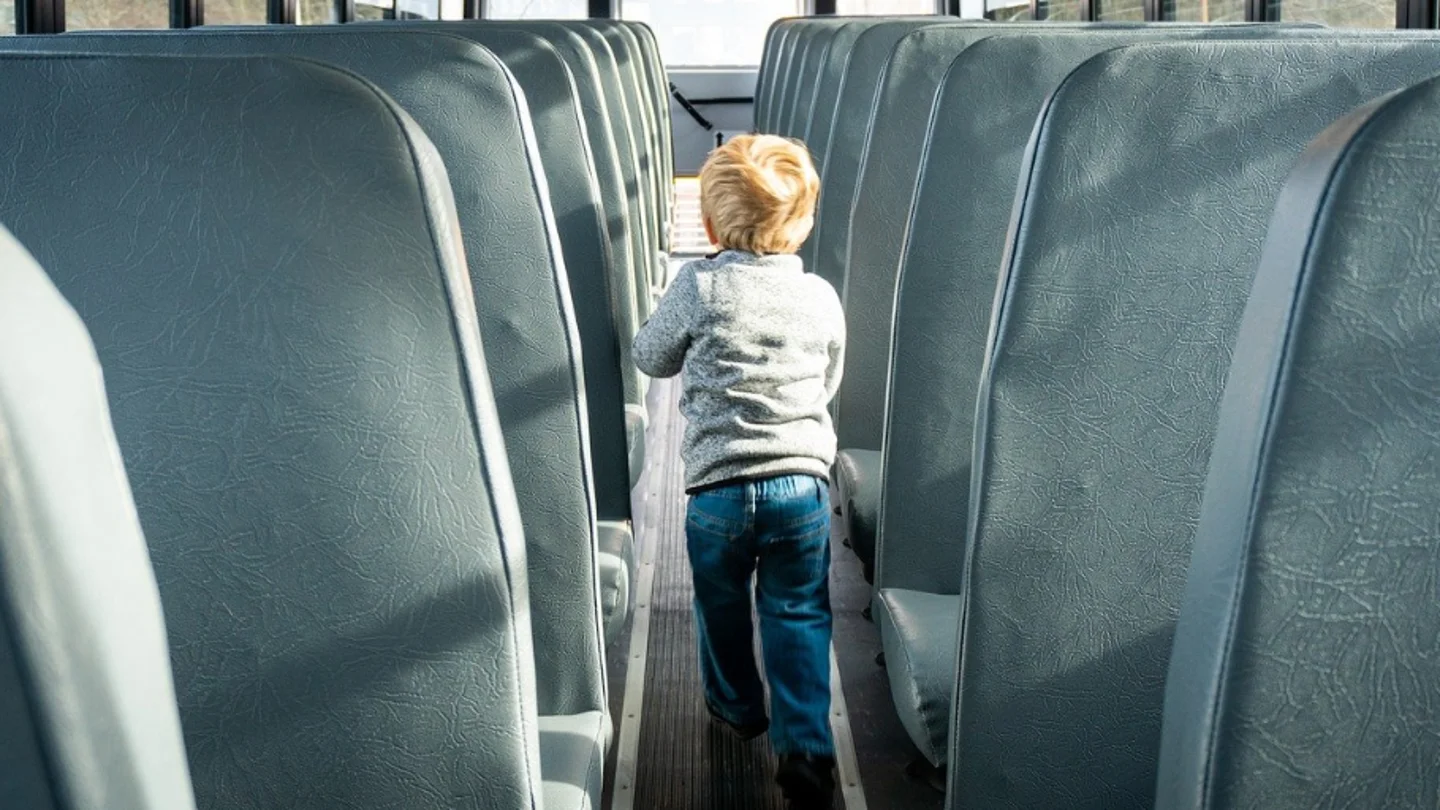 Un niño en un autobús Un niño en un autobús