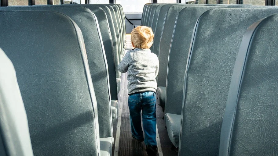 Un niño en un autobús