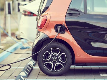 En España tener un coche eléctrico cuesta más que un diésel, pero ¿cuánto?