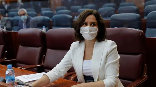 La presidenta regional, Isabel Díaz-Ayuso, al inicio del pleno de la Asamblea de Madrid. La presidenta regional, Isabel Díaz-Ayuso, al inicio del pleno de la Asamblea de Madrid.
