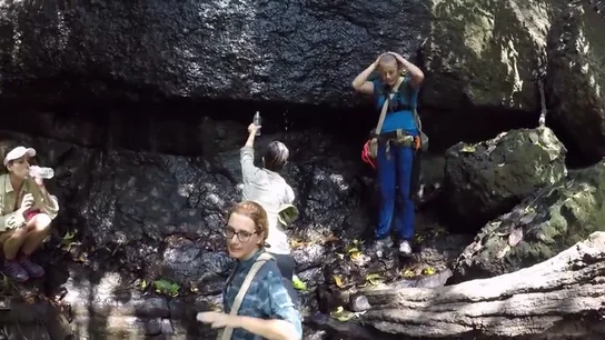 Los gritos de las aventureras al encontrar una cascada en medio de la selva: "¡Ese agua se puede beber, chicas!" Los gritos de las aventureras al encontrar una cascada en medio de la selva: "¡Ese agua se puede beber, chicas!"