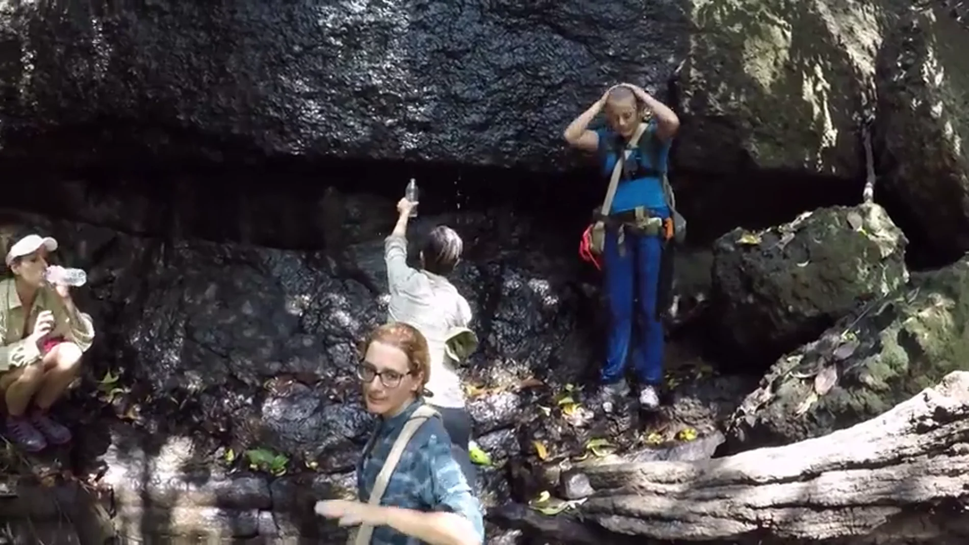 Los gritos de las aventureras al encontrar una cascada en medio de la selva: "¡Ese agua se puede beber, chicas!"