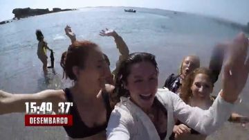 Así es el desembarco con el que arranca la aventura de las 14 mujeres: "¡La isla es nuestra!"