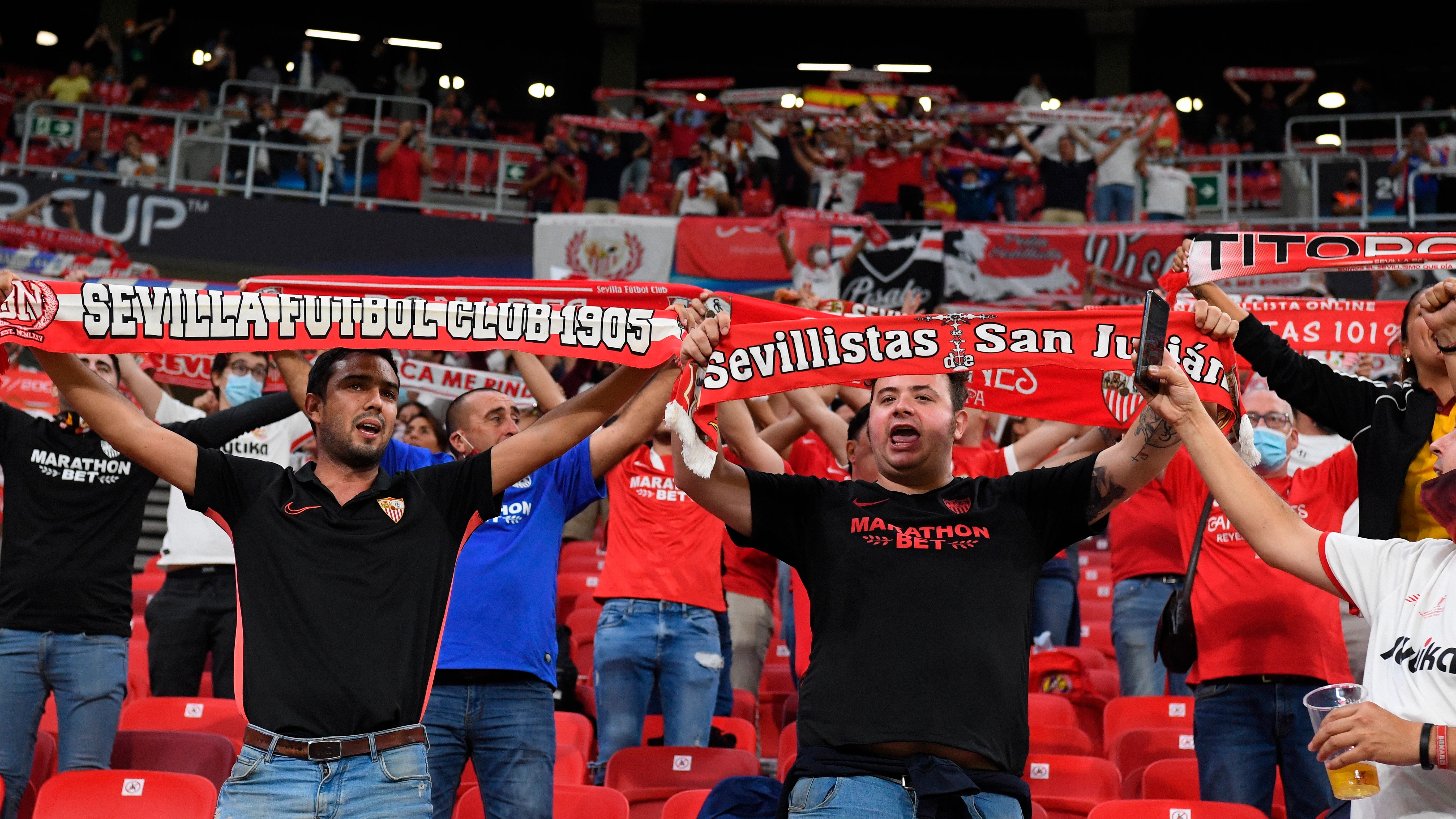 Aficionados del Sevilla en la Supercopa de Europa, en el Puskas Arena