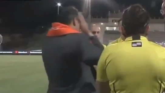 Landon Donovan conversa con el árbitro Landon Donovan conversa con el árbitro