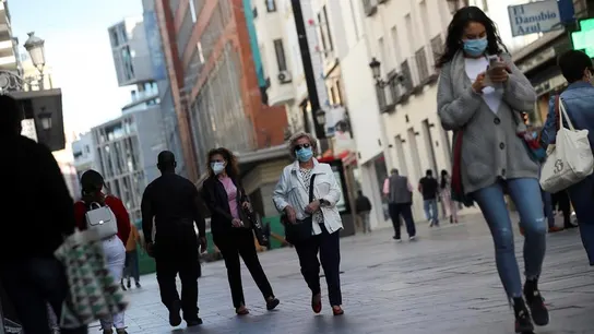Restricciones por coronavirus en España Ciudadanos con mascarilla en el centro de Madrid, horas antes de las nuevas restricciones