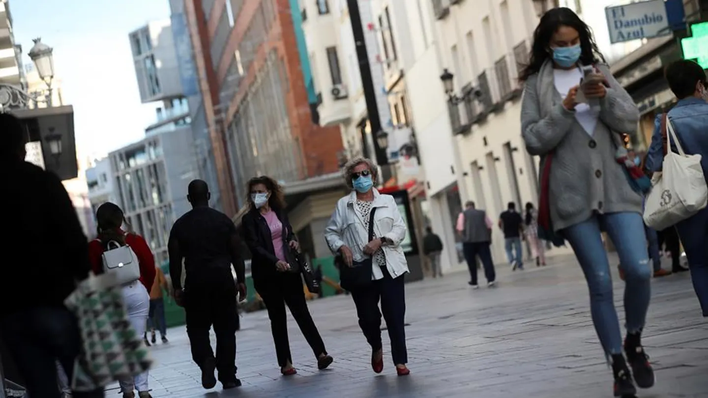 Restricciones por coronavirus en España Ciudadanos con mascarilla en el centro de Madrid, horas antes de las nuevas restricciones