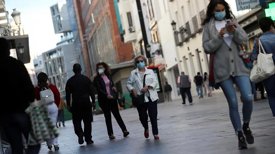 Ciudadanos con mascarilla en el centro de Madrid, horas antes de las nuevas restricciones