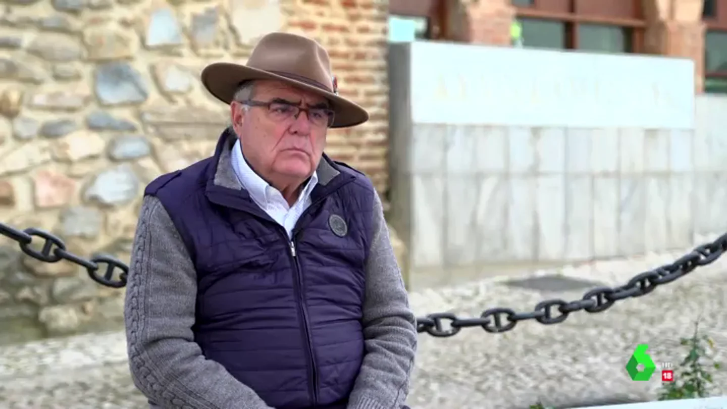 "Tengo miedo de un asesino que tiene la obsesión de matarme": la sed de venganza del 'Loco del chándal' contra el alcalde de Almadén "Tengo miedo de un asesino que tiene la obsesión de matarme": la sed de venganza del 'Loco del chándal' contra el alcalde de Almadén