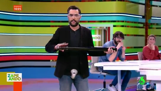 La 'peligrosa' prueba en pleno plató de Zapeando que podría "dejar estéril" a Dani Mateo: "Tápate tu cosilla" La 'peligrosa' prueba en pleno plató de Zapeando que podría "dejar estéril" a Dani Mateo: "Tápate tu cosilla"