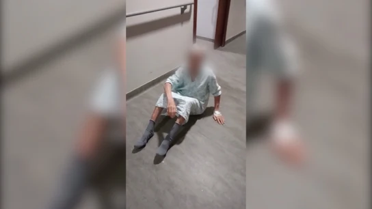 La anciana tirada en el suelo ante la pasividad de la trabajadora La anciana tirada en el suelo ante la pasividad de la trabajadora