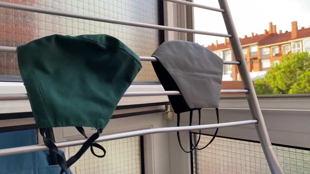 ¿Es efectivo dejar las mascarillas al aire para desinfectarlas?