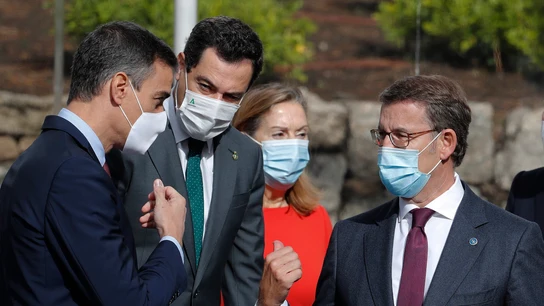 Pedro Sánchez charla con Alberto Núñez Feijóo y Juanma Moreno en una imagen de archivo Pedro Sánchez charla con Alberto Núñez Feijóo y Juanma Moreno en una imagen de archivo