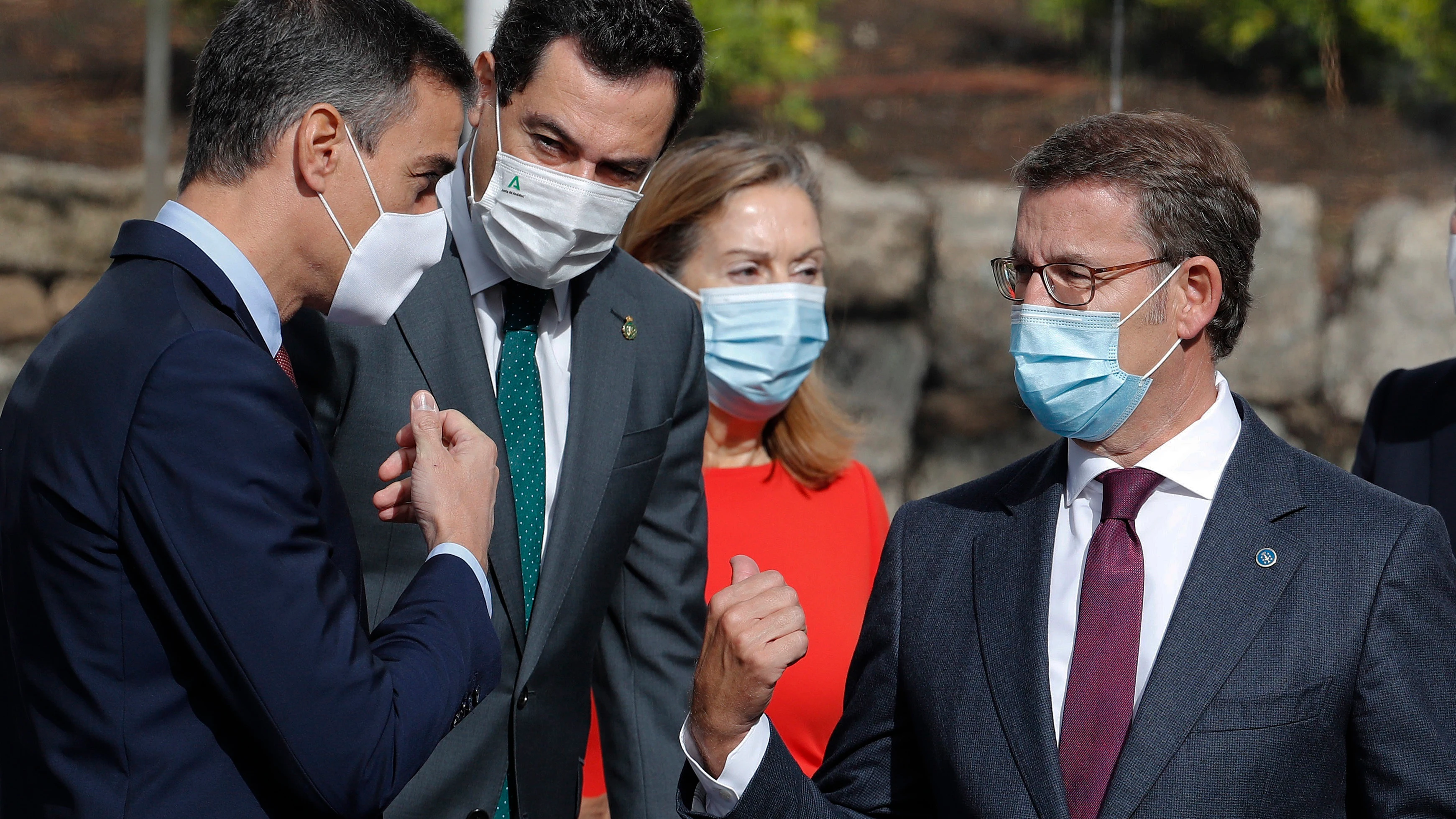 Pedro Sánchez charla con Alberto Núñez Feijóo y Juanma Moreno en una imagen de archivo