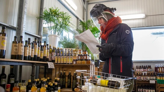 Imagen de una persona en un supermercado de Ginebra Imagen de una persona en un supermercado de Ginebra