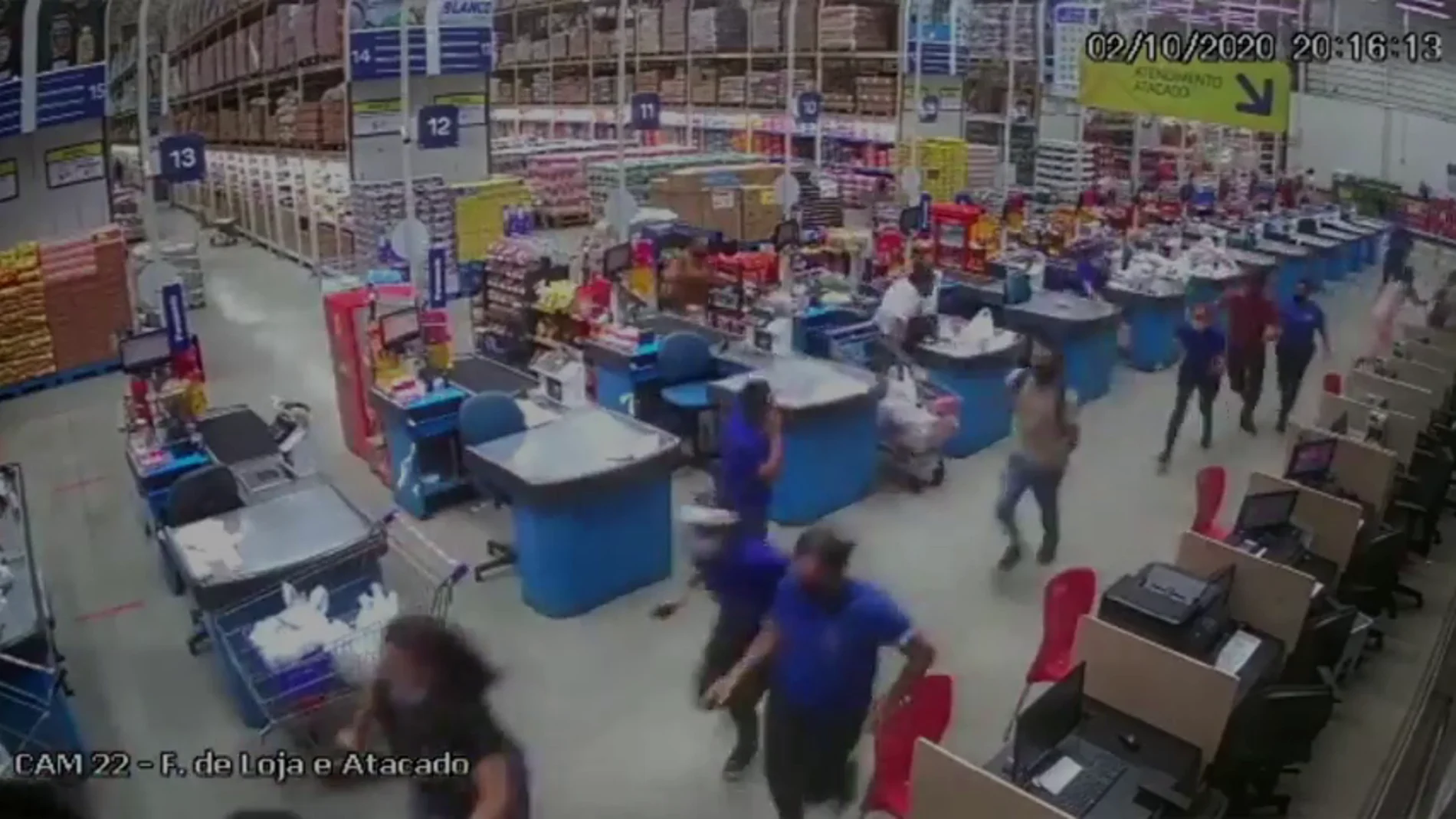 Imagen del momento en el que se desploman escaparates en un supermercado de Brasil